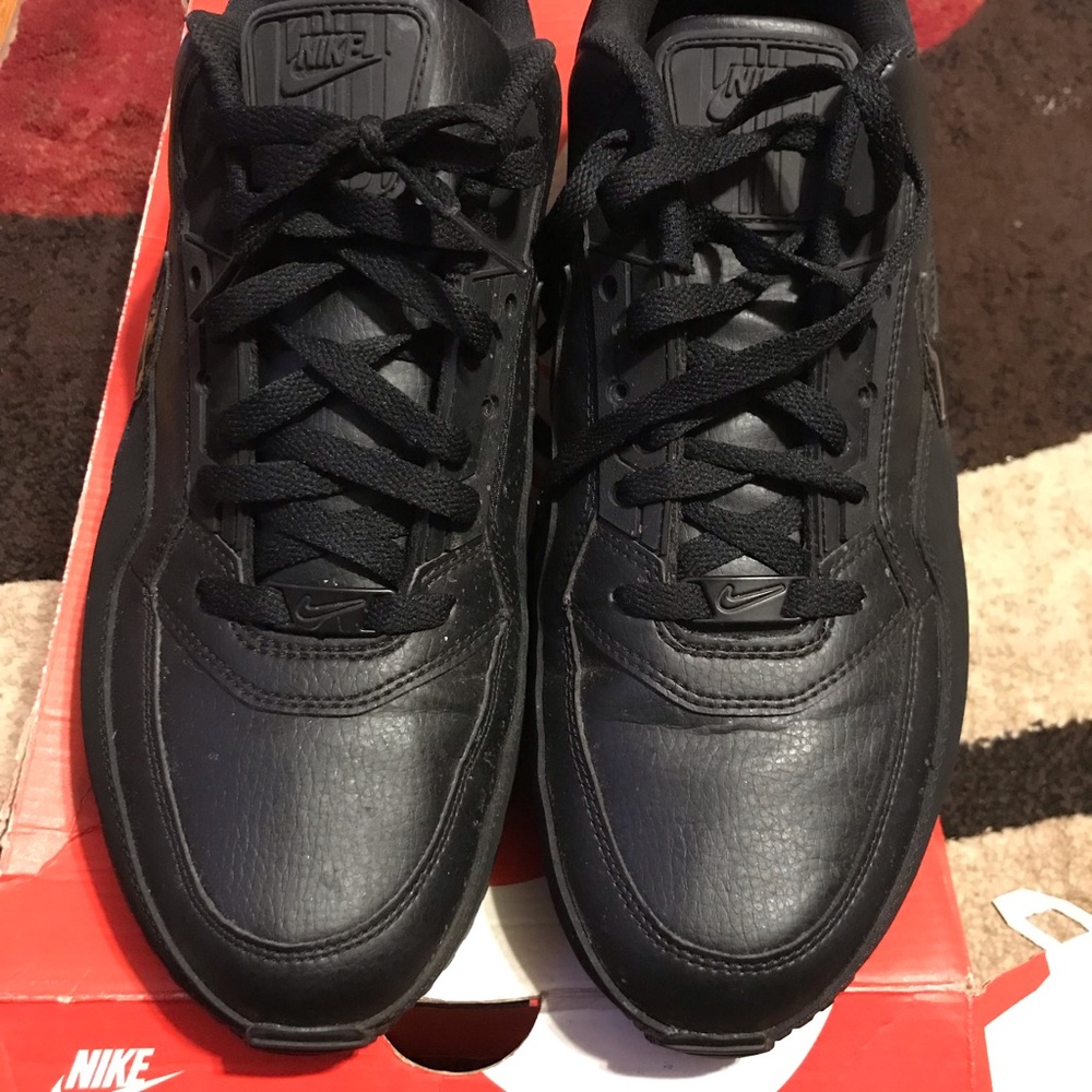 Selling these Men size 13 black Air Max